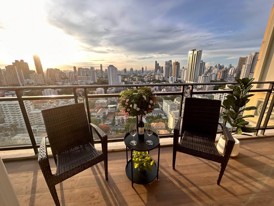 Condominium in Sukhumvit : Royce Private Residences 