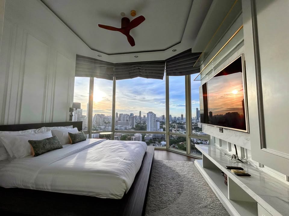 Condominium in Sukhumvit : Royce Private Residences 