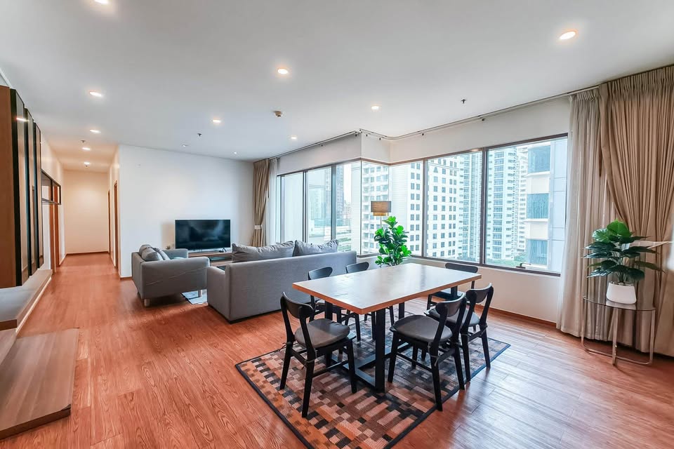 Condominium in Sukhumvit : The Emporio Place 