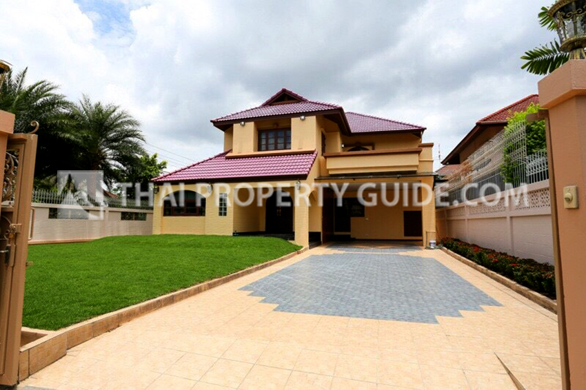 House for rent in Chaengwattana (near International School of Bangkok)