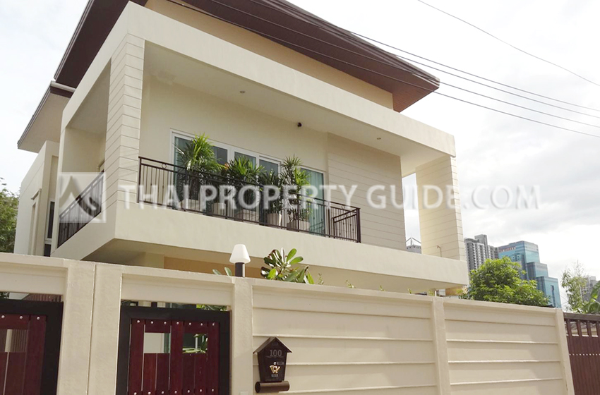 House for rent in New Petchburi (near KIS International School)