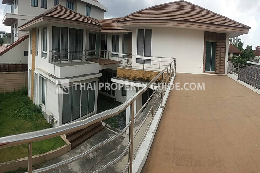 House in Srinakarin 