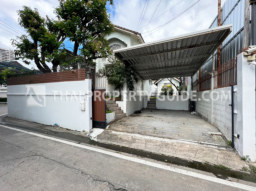 House for rent in Sukhumvit (near NIST International School)