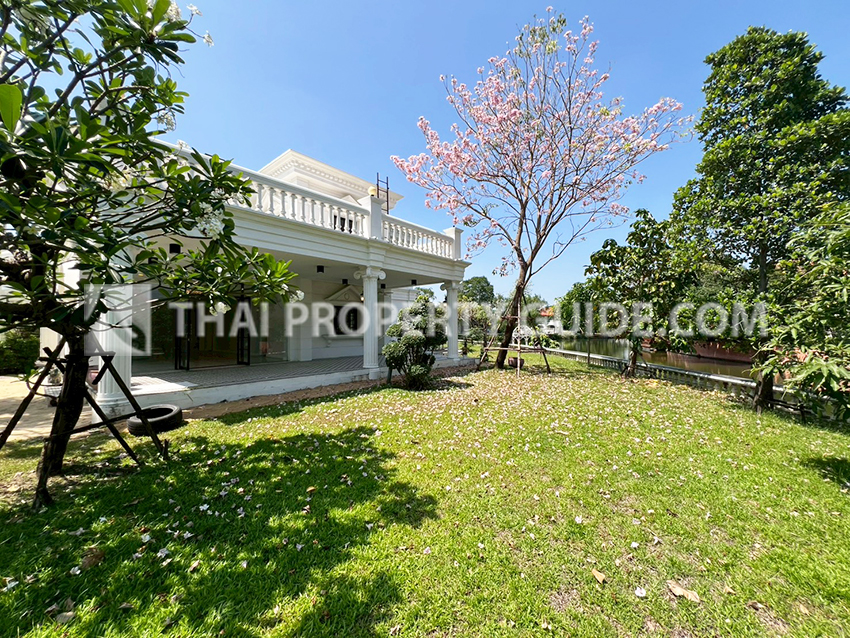 House with Private Pool in Bangnatrad 