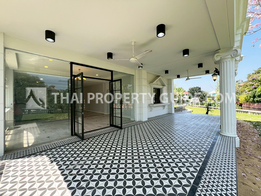 House with Private Pool in Bangnatrad 