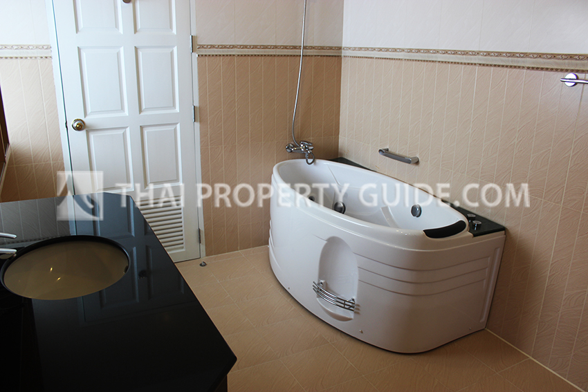 House with Private Pool in Bangnatrad 