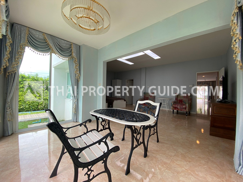 House with Private Pool in Bangnatrad 
