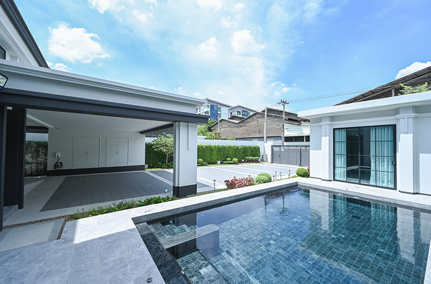 House with Private Pool in Bangnatrad