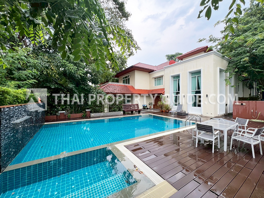 House with Private Pool in Nichada Thani