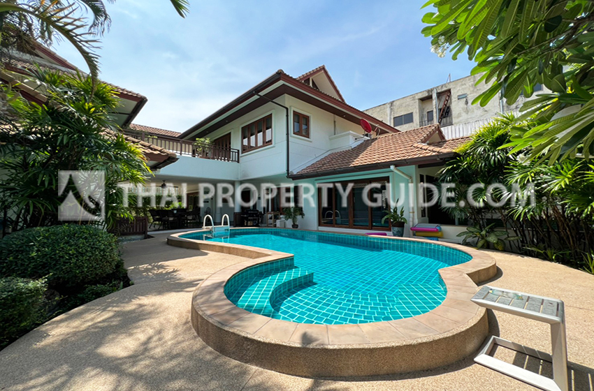 House with Private Pool in New Petchburi