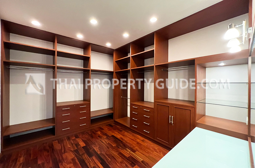 House with Private Pool in New Petchburi 