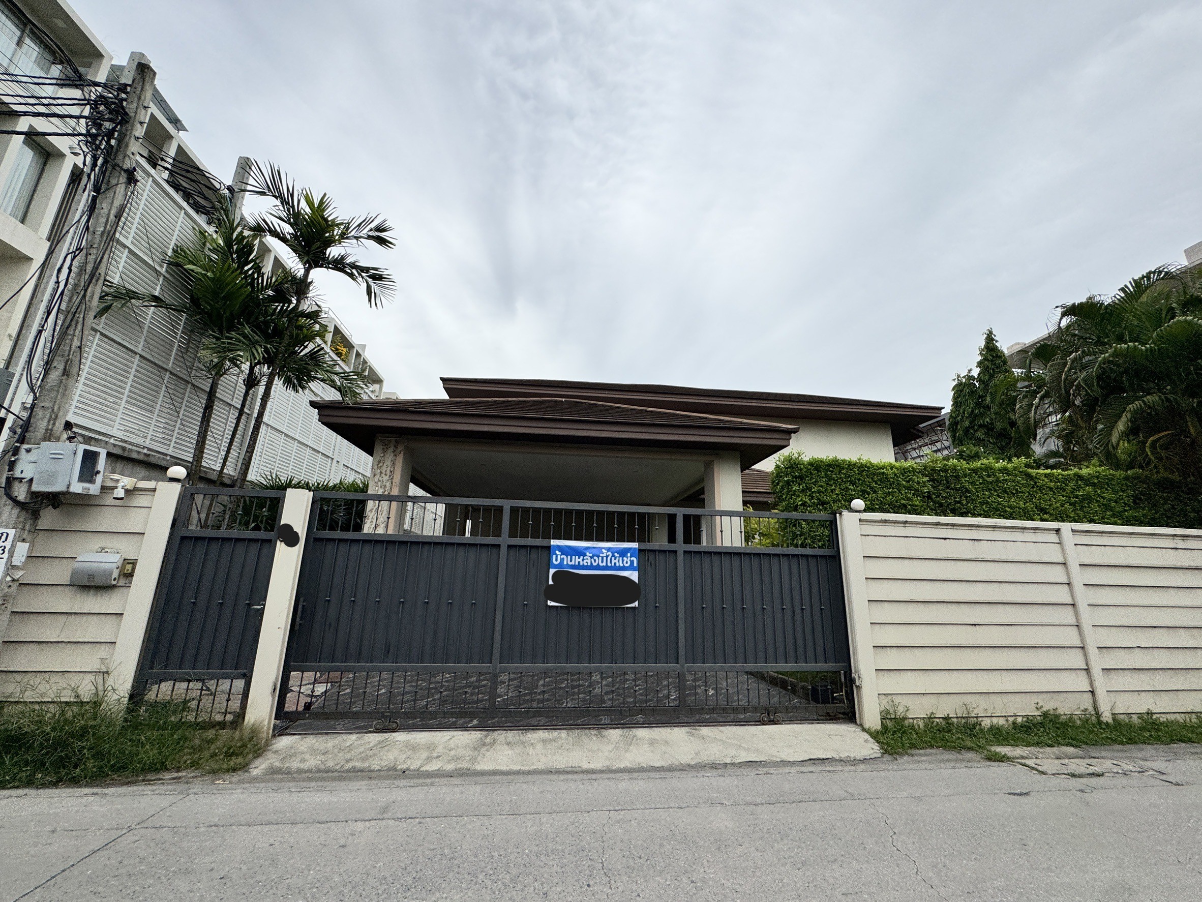 House with Private Pool for rent in New Petchburi