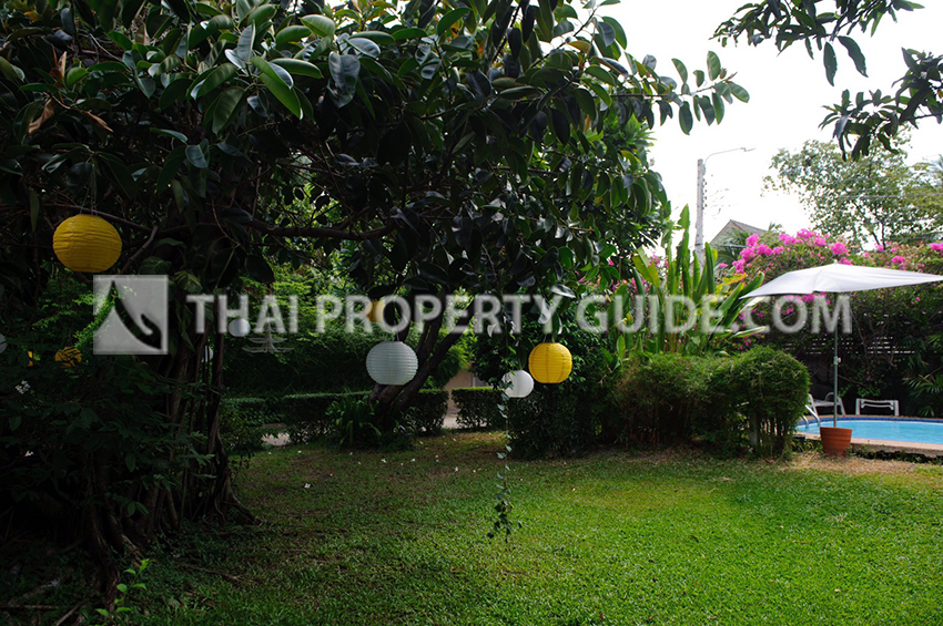 House with Private Pool in Phaholyothin 