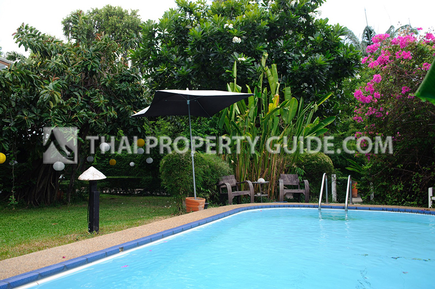 House with Private Pool in Phaholyothin 