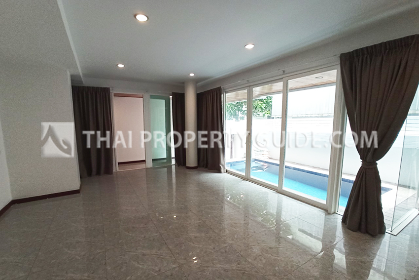 House with Private Pool in Phaholyothin 