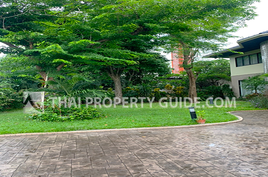 House with Private Pool in Phaholyothin 