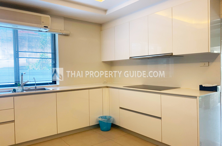 House with Private Pool in Phaholyothin 