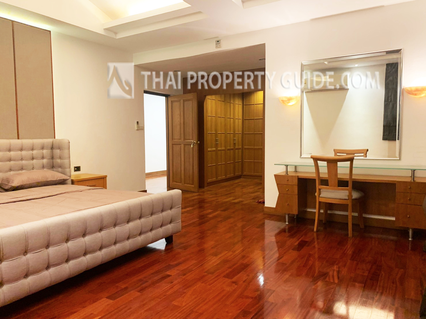 House with Private Pool in Phaholyothin 