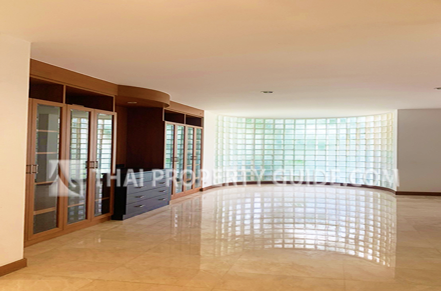 House with Private Pool in Phaholyothin 