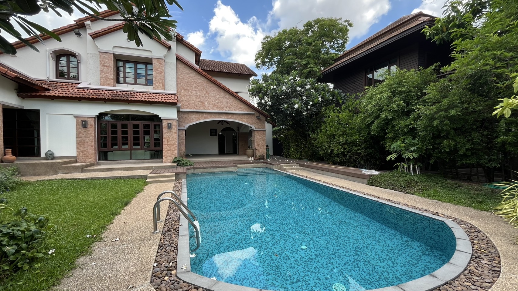 House with Private Pool for rent in Srinakarin