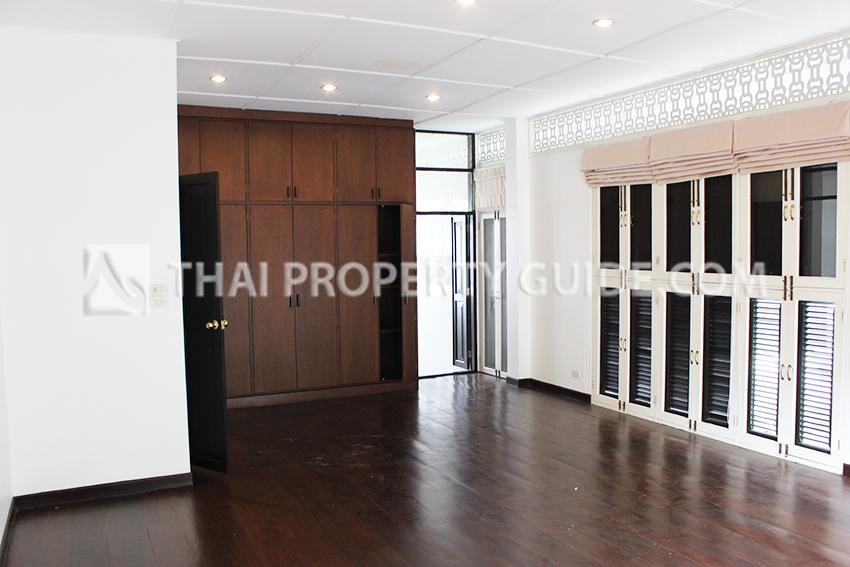 House with Private Pool in Sukhumvit 