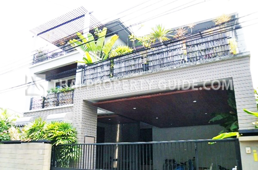 House with Private Pool in Sukhumvit 