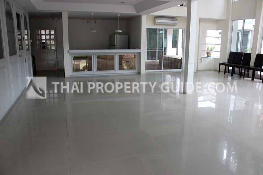 House with Private Pool in Sukhumvit 