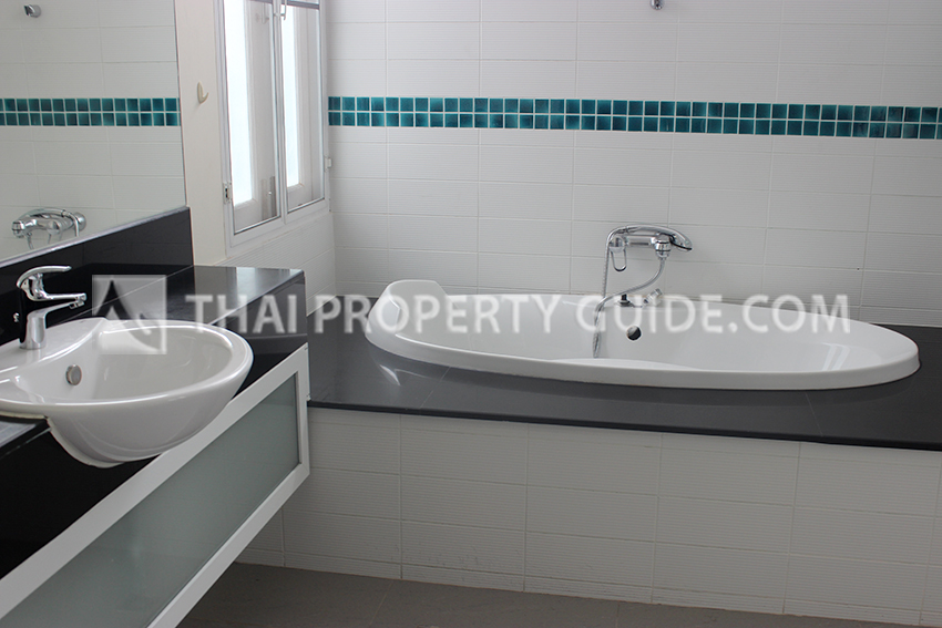 House with Private Pool in Sukhumvit 