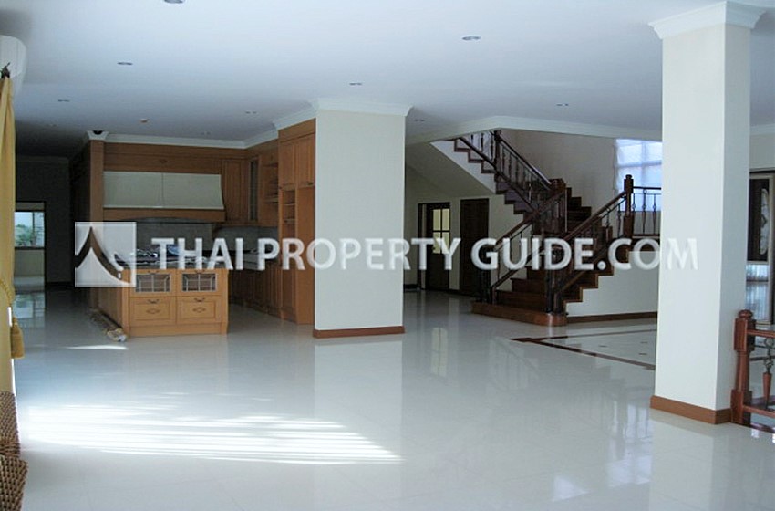 House with Private Pool in Sukhumvit 