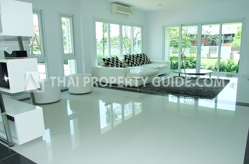 House with Private Pool in Sukhumvit : Panya Village On-Nut 
