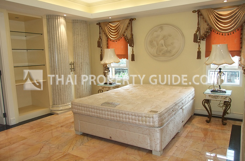 House with Private Pool in Sukhumvit 