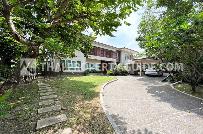 House with Shared Pool for rent in Bangnatrad