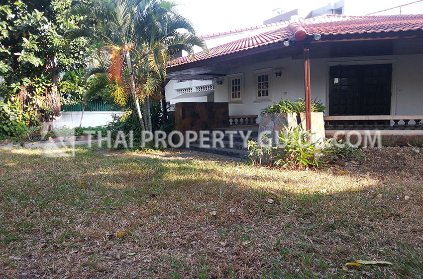 House with Private Pool in Sukhumvit 