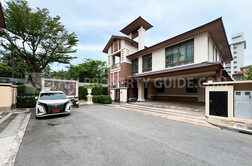 House with Private Pool in Sukhumvit 