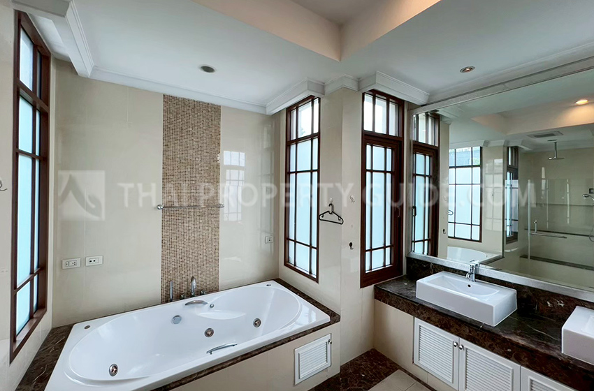House with Private Pool in Sukhumvit 
