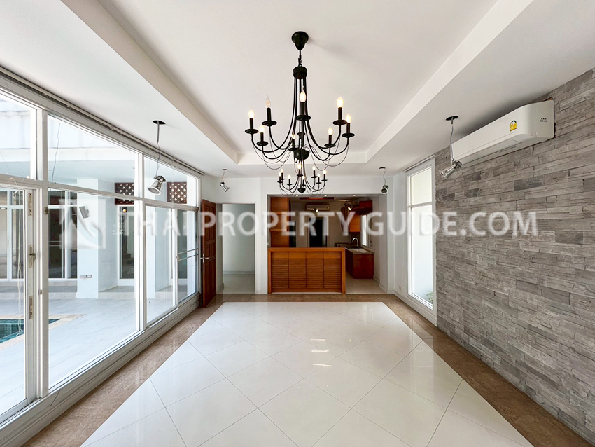 House with Private Pool in Sukhumvit 