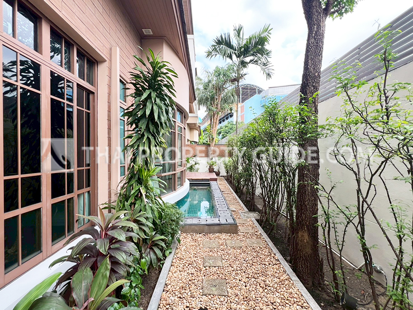 House with Private Pool in Sukhumvit 