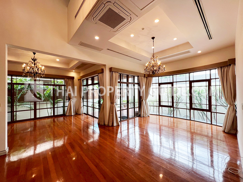 House with Private Pool in Sukhumvit 