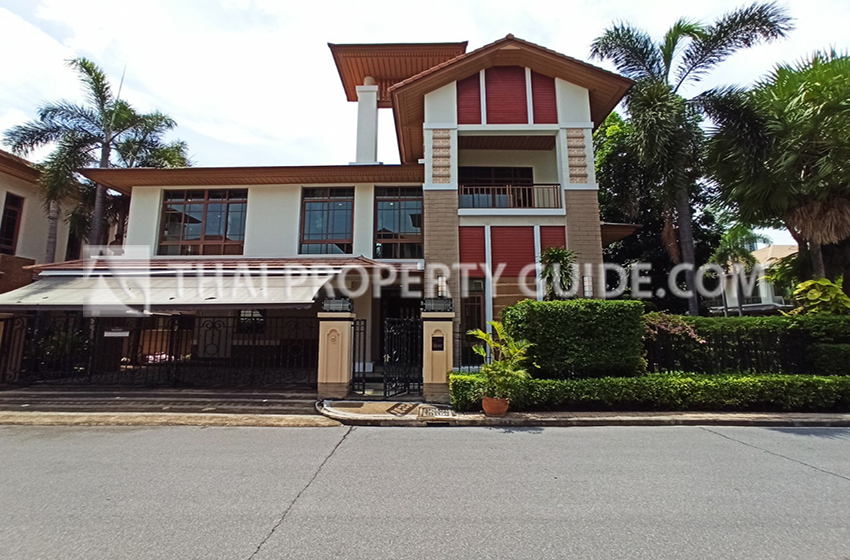 House with Private Pool in Sukhumvit