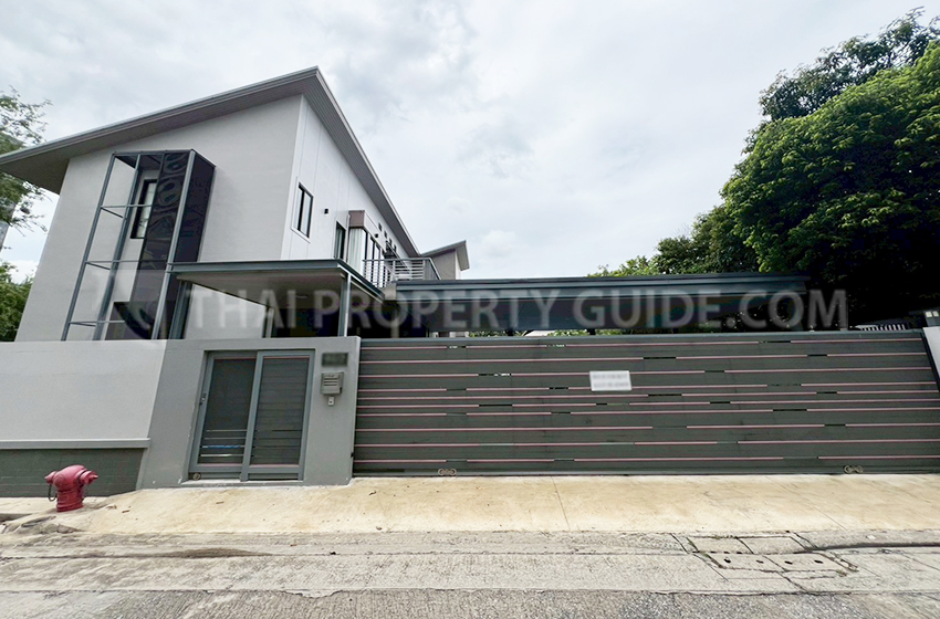 House with Private Pool in Sukhumvit 