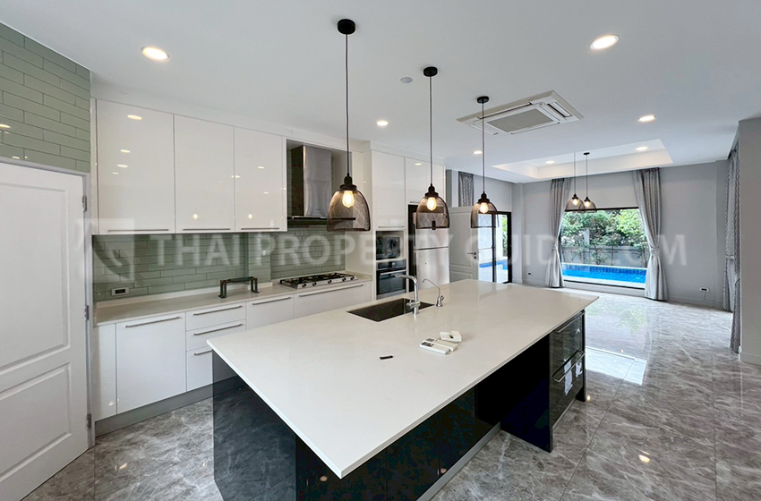 House with Private Pool in Sukhumvit 