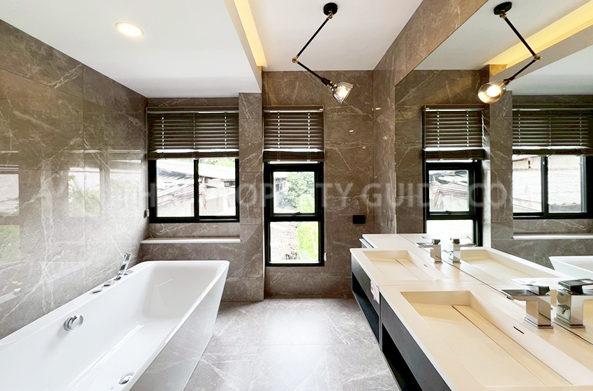 House with Private Pool in Sukhumvit 