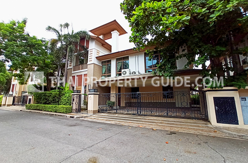 House with Private Pool in Sukhumvit 