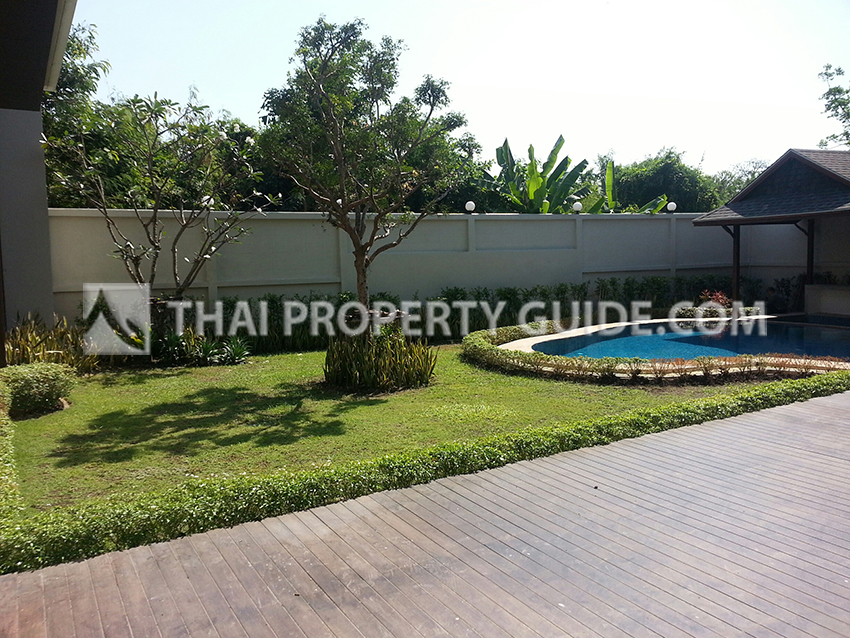 House with Shared Pool for rent in Bangnatrad