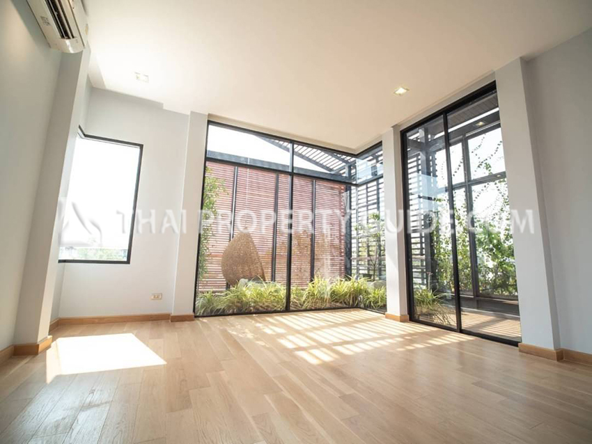 House with Private Pool in Sukhumvit 