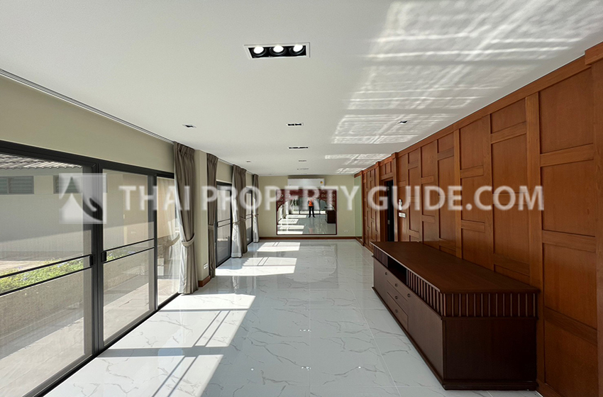 House with Private Pool in Sukhumvit 