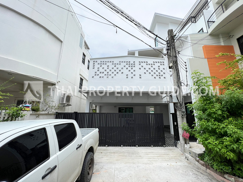 House with Private Pool in Sukhumvit 