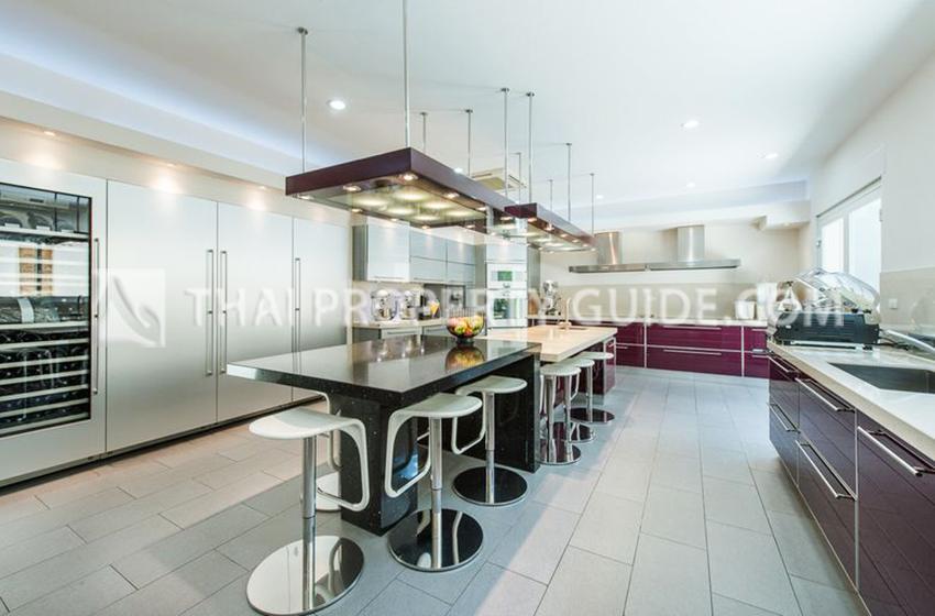 House with Private Pool in Sukhumvit 