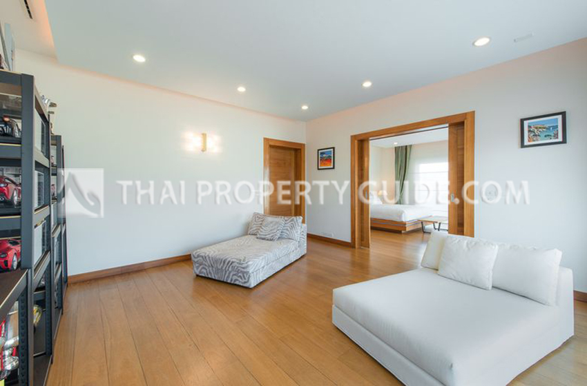 House with Private Pool in Sukhumvit 