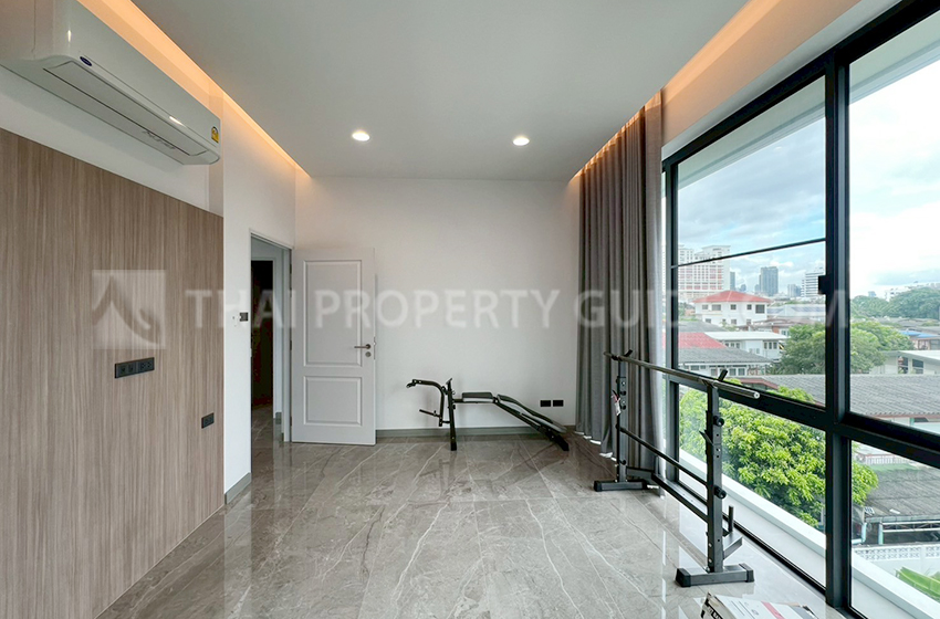 House with Private Pool in Sukhumvit 